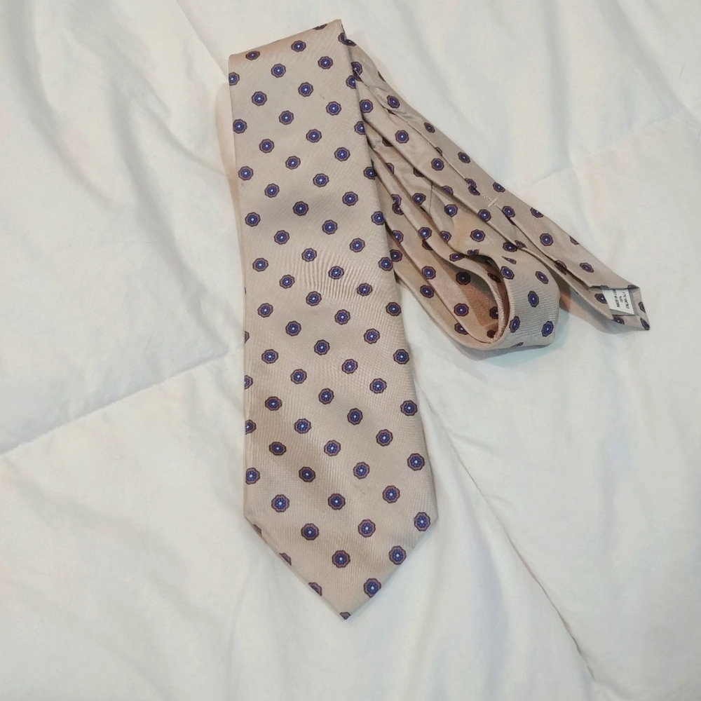 Vintage Valentino 100% Italian silk, Cream With Small Spots Pattern tie